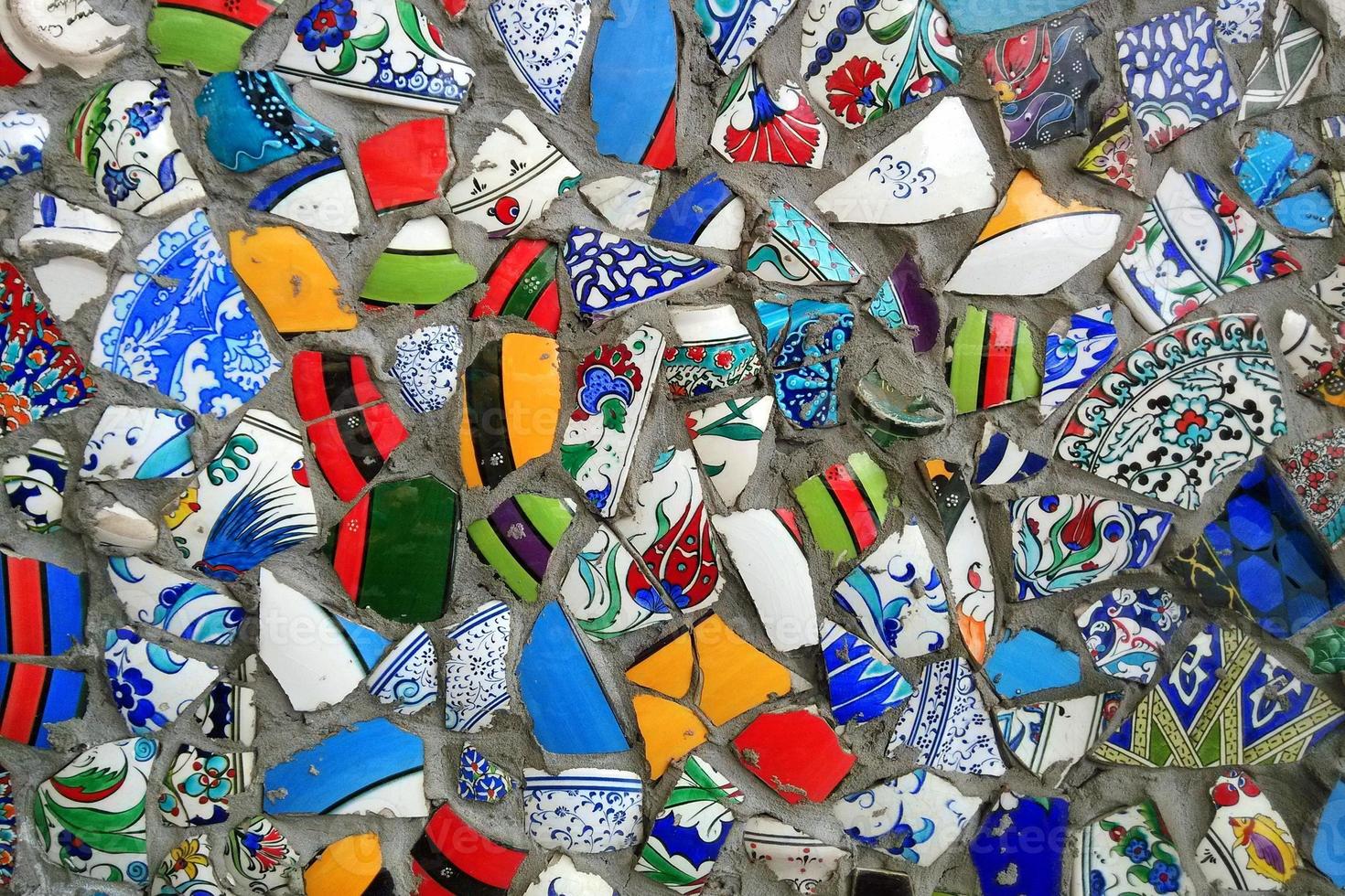 voyage à istanbul, turquie. mosaïques sur le mur d'un immeuble. photo