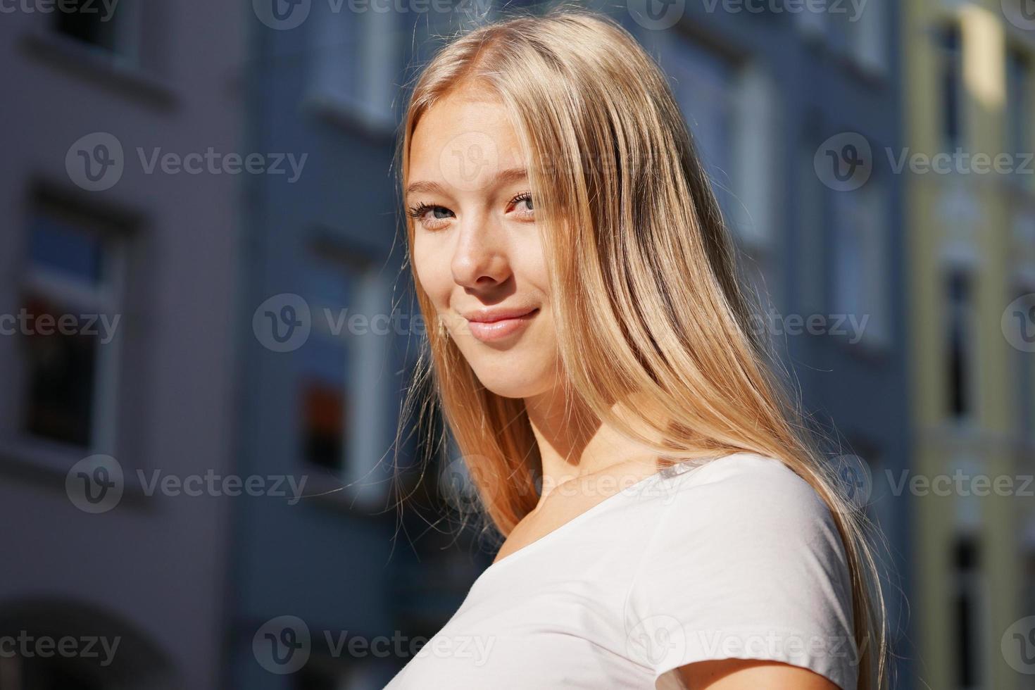 portrait de style de rue urbain candide de jeune femme blonde photo