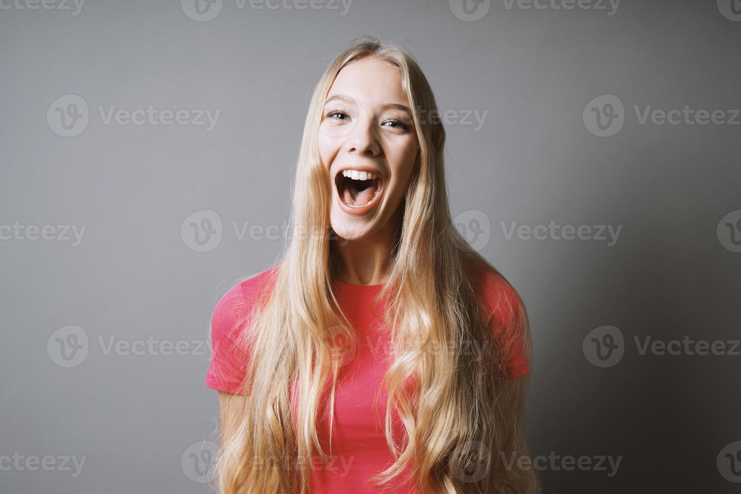 jeune femme excitée cri de joie ou cri de joie photo