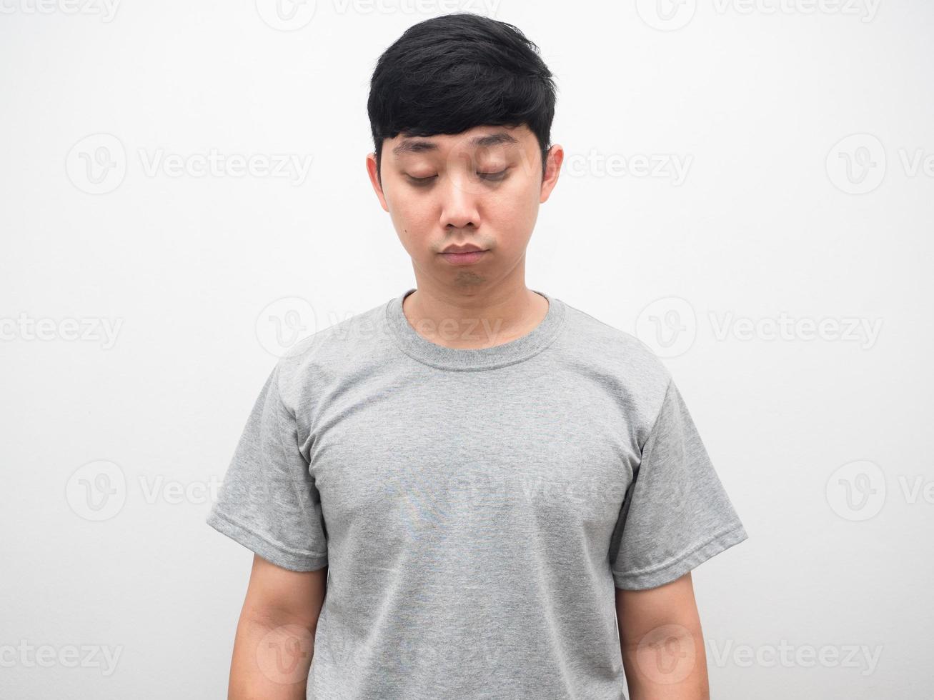 homme endormi avec un cercle noir sous les yeux tourné en studio photo