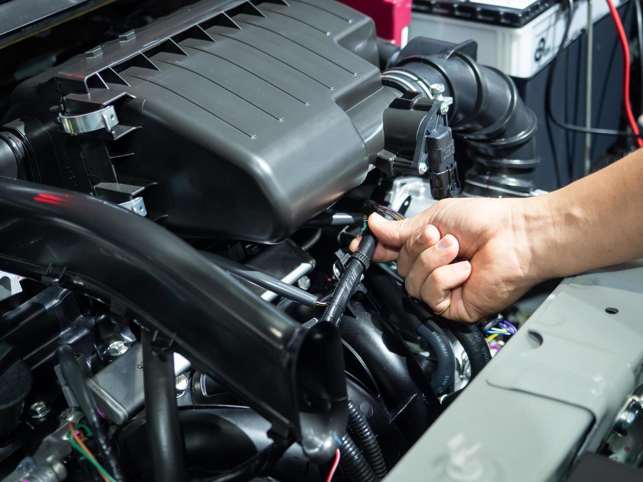 toucher à la main et vérifier l'intérieur du moteur nouvelle voiture shuny et clair photo