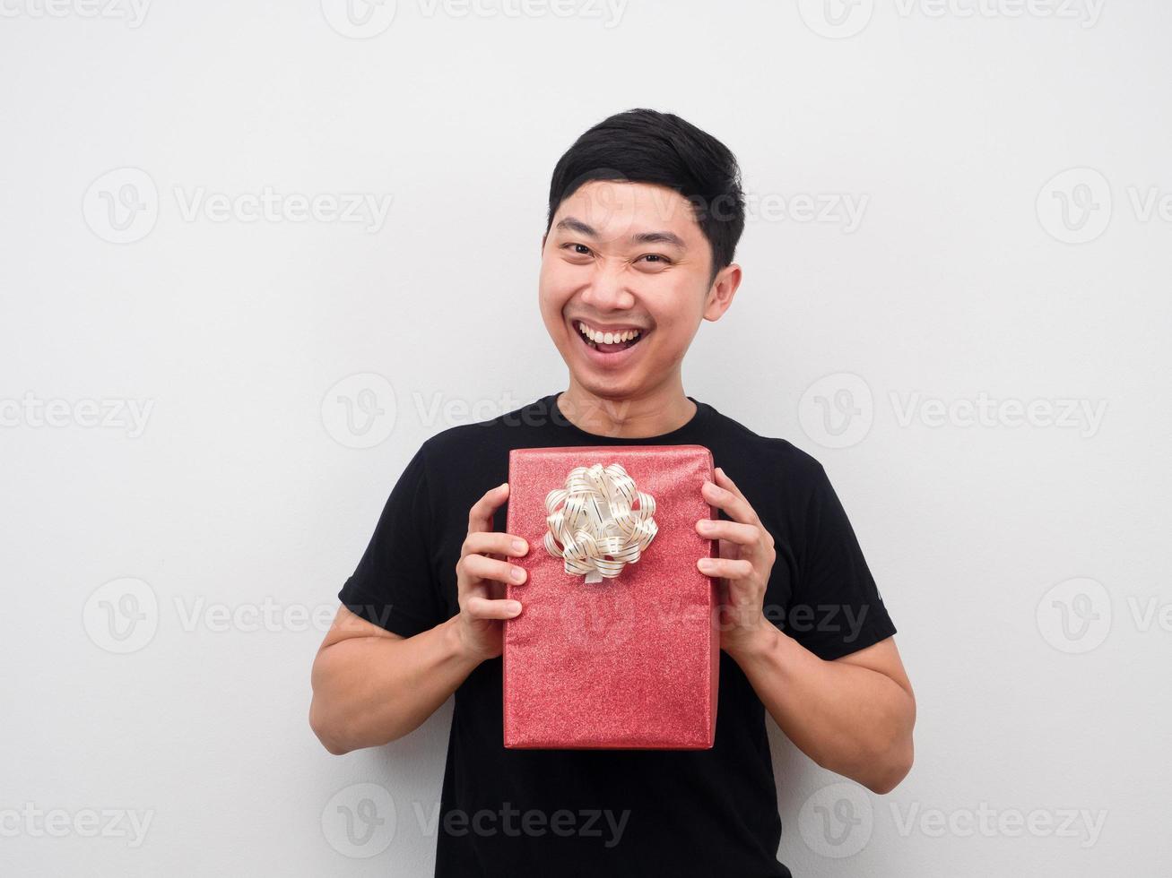 l'homme reçoit une boîte-cadeau avec un sentiment de bonheur et un arrière-plan blanc joyeux photo
