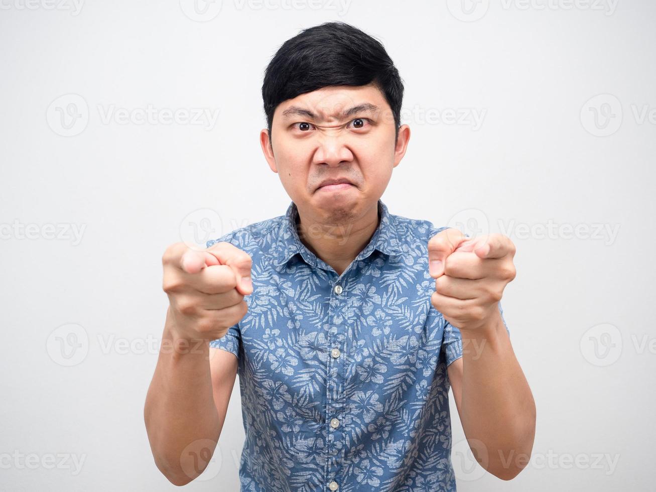 L'homme en colère face à l'émotion double pointe du doigt à vous portrait photo