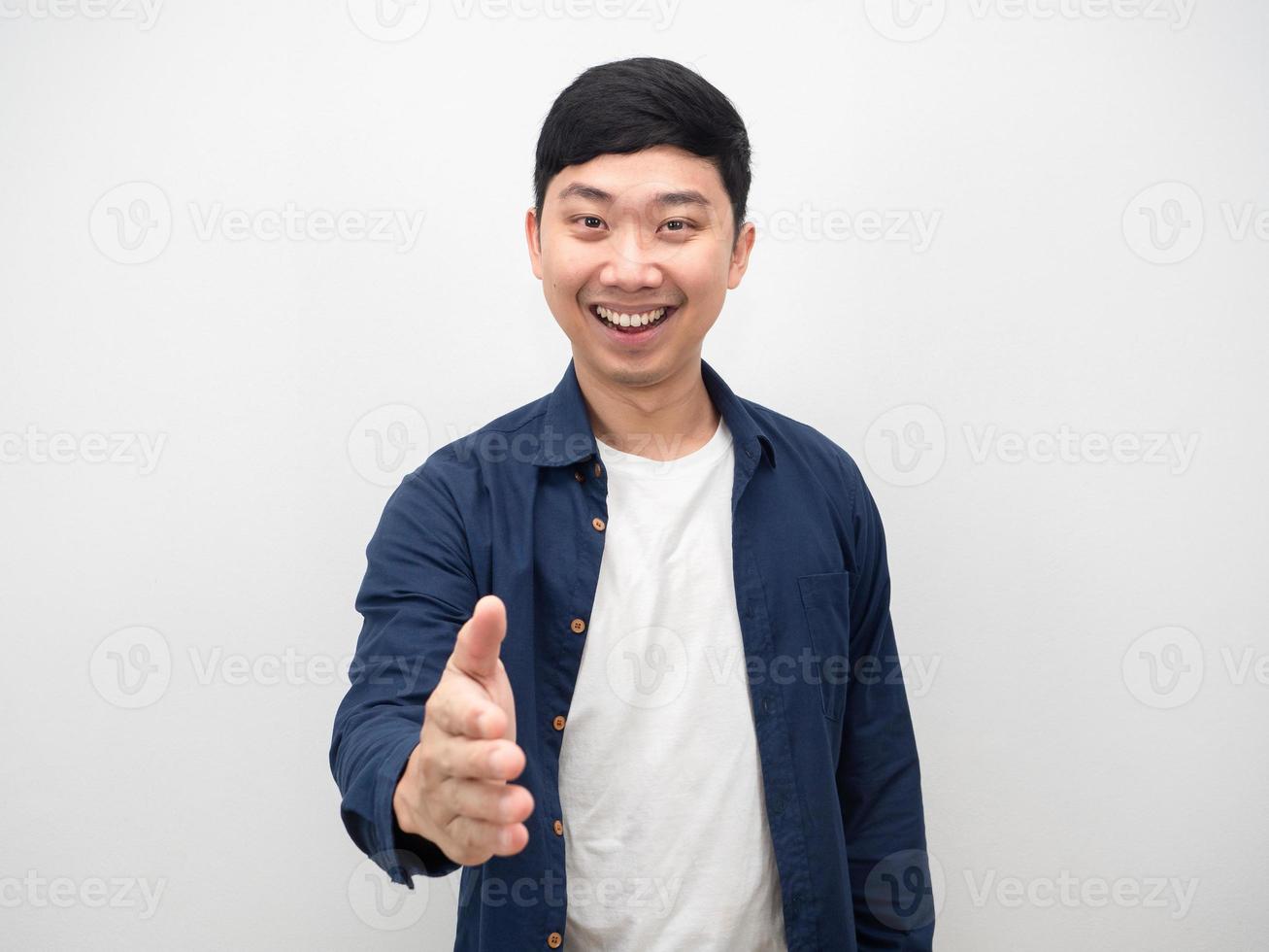 Cheerful man smile geste poignée de main pour portrait d'entrevue photo