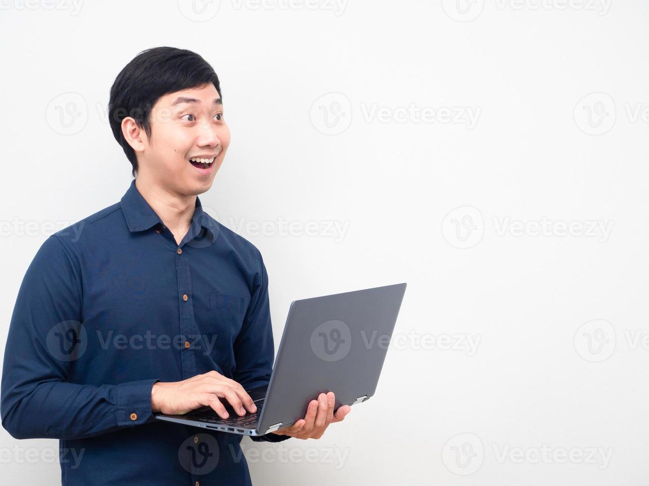 homme tenant un ordinateur portable se sentant étonné en regardant copier sapce photo