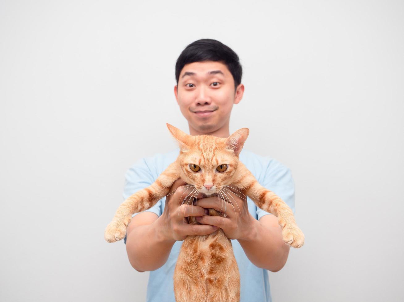 jeune homme montrant chat domestique couleur orange dans sa main fond blanc photo