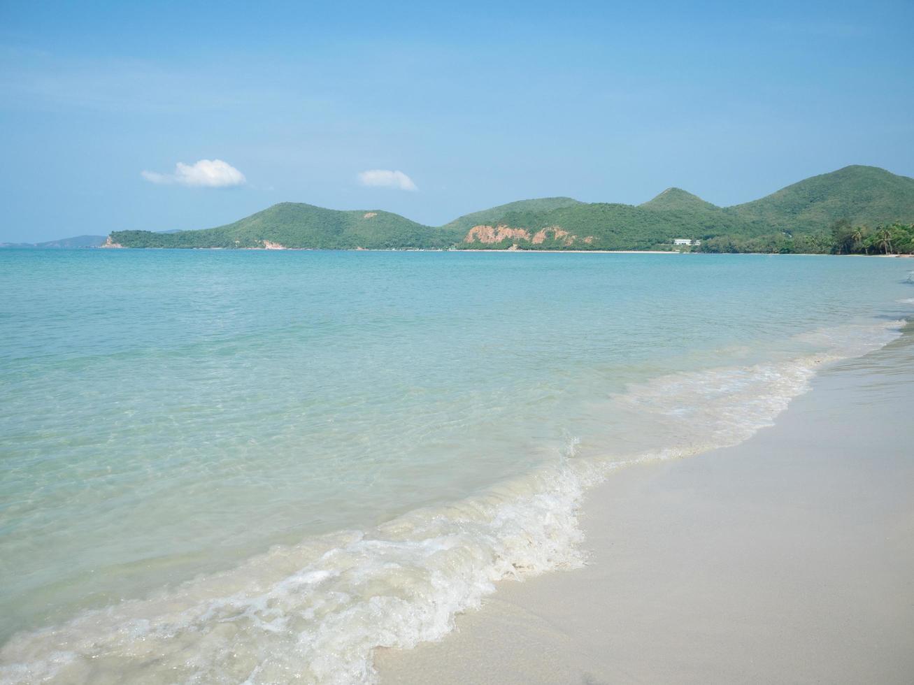 paysage de vague d'eau de mer océan bleu et fond de montagne et ciel bleu propre belle plage, concept de vacances à la plage photo