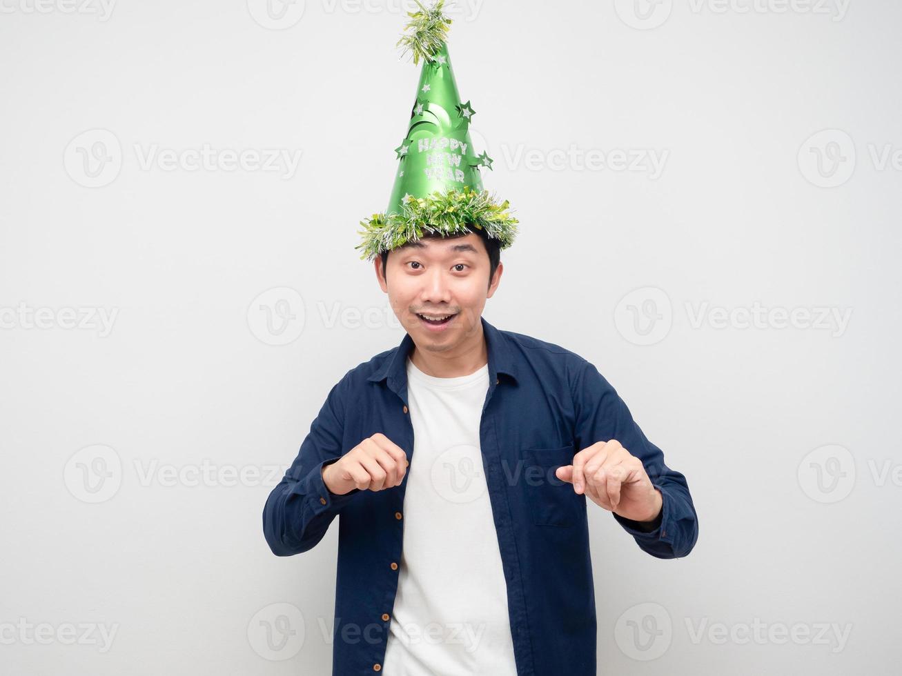 homme asiatique portant un chapeau vert danse amusante avec le concept de célébration du nouvel an photo