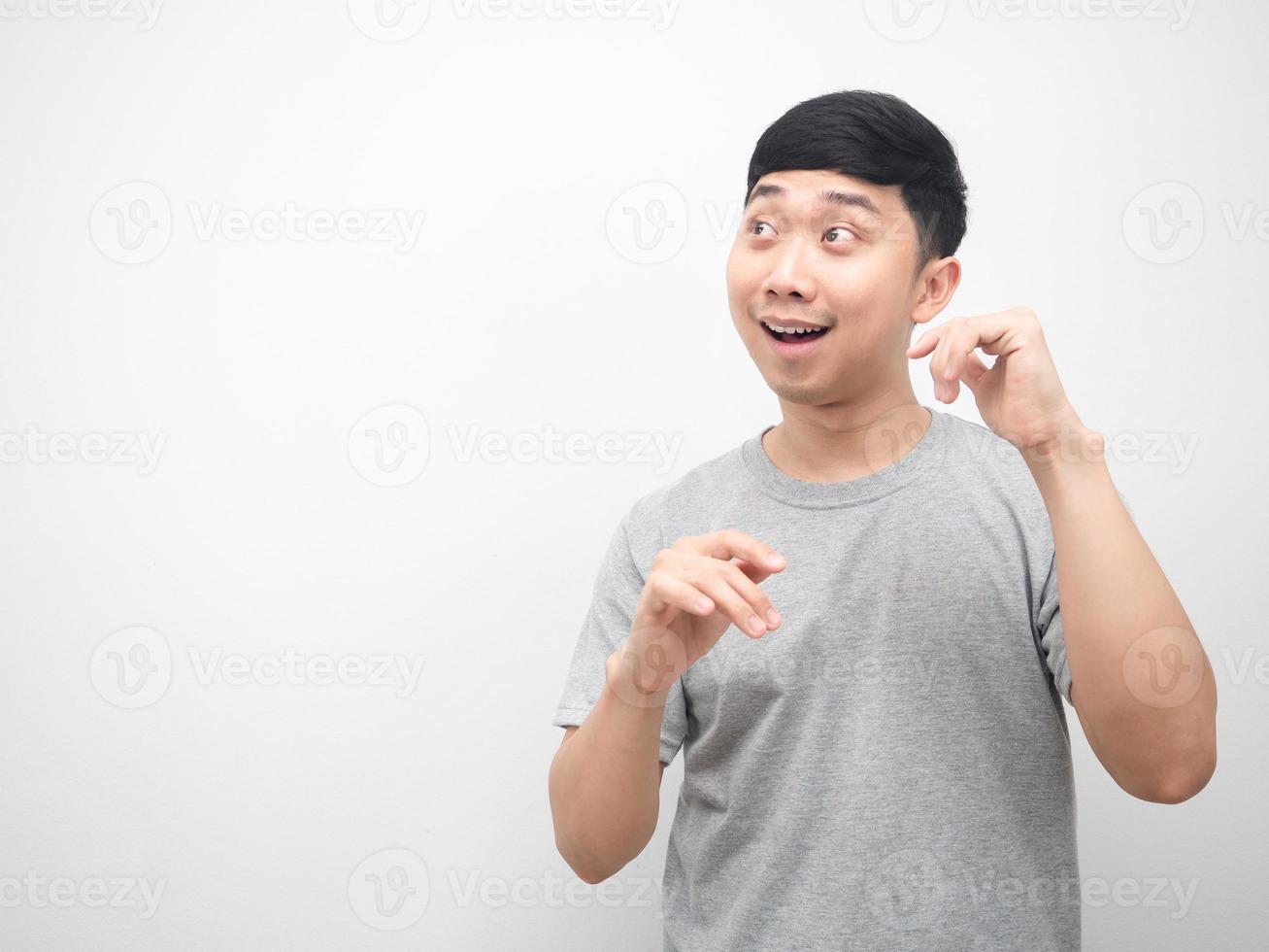 geste d'homme asiatique dansant drôle et regardant l'espace de copie photo