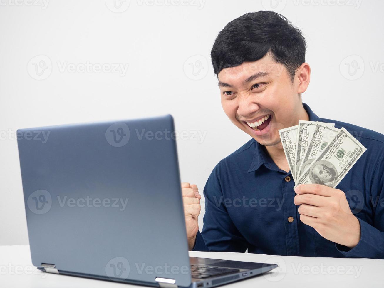 homme assis et regardant un ordinateur portable émotion heureuse avec gagner de l'argent photo