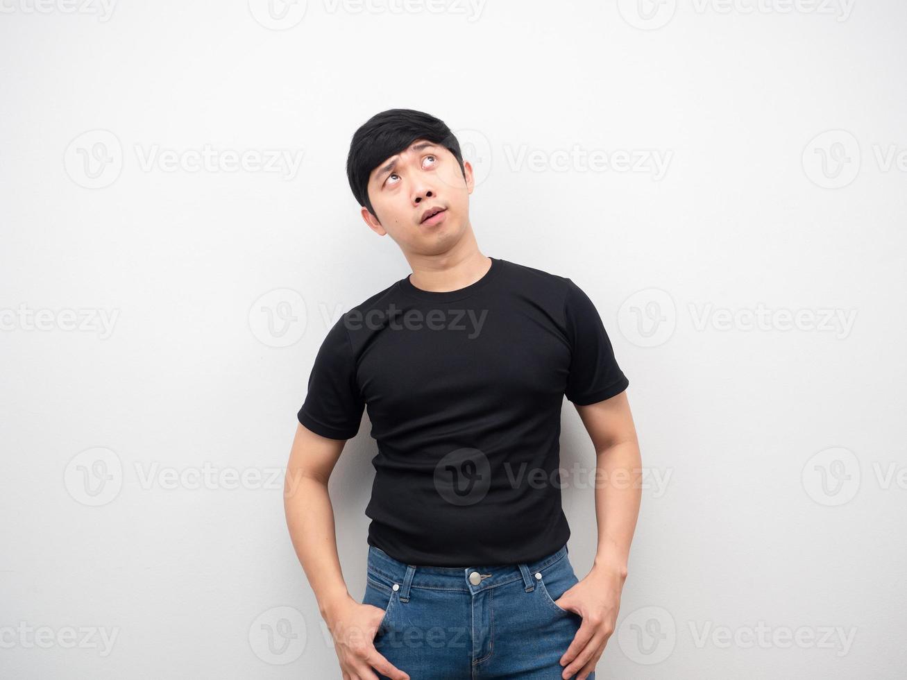 homme asiatique avec un jean regardant l'espace de copie photo