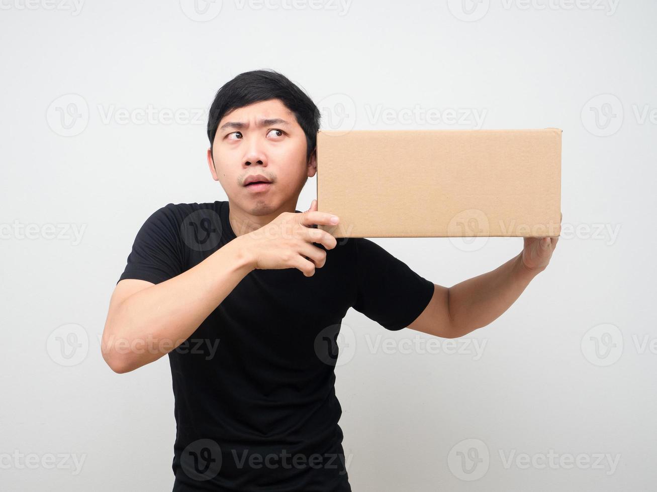 homme se sentant excité et écoutant avec la boîte à colis à la main photo