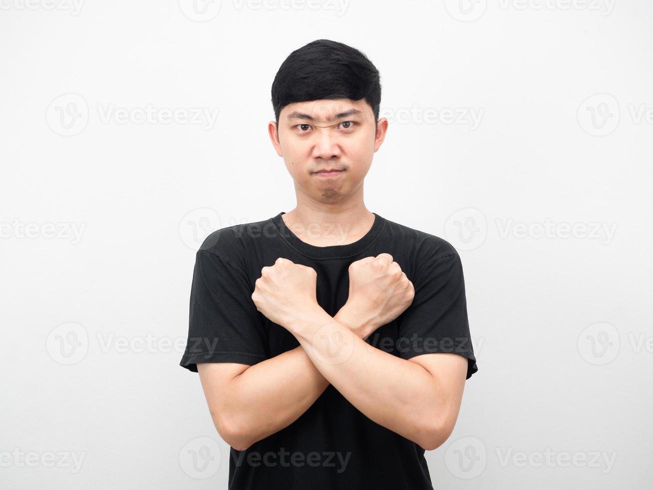 homme asiatique confiant visage geste corss mains à son portrait de poitrine photo