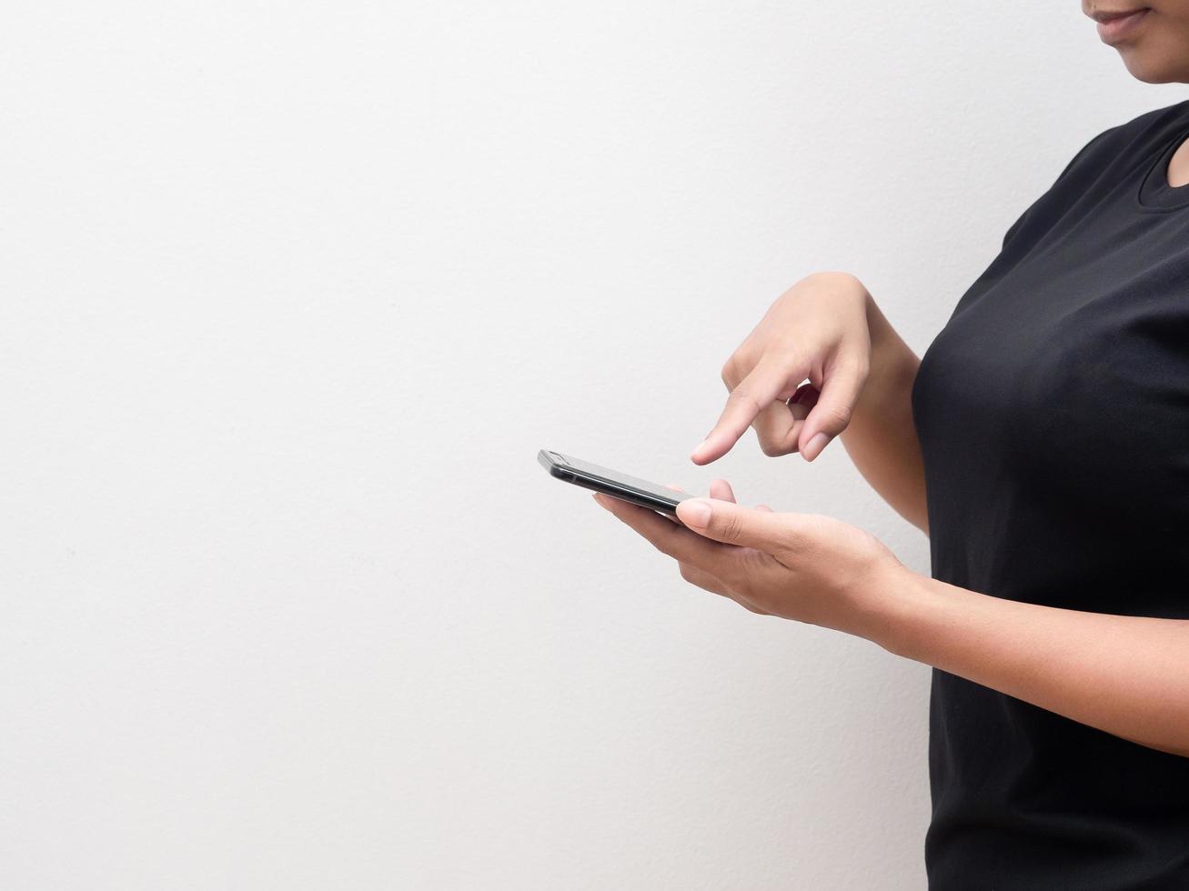 femme tenant un téléphone portable et un écran tactile pour faire du shopping avec copie espace fond blanc photo