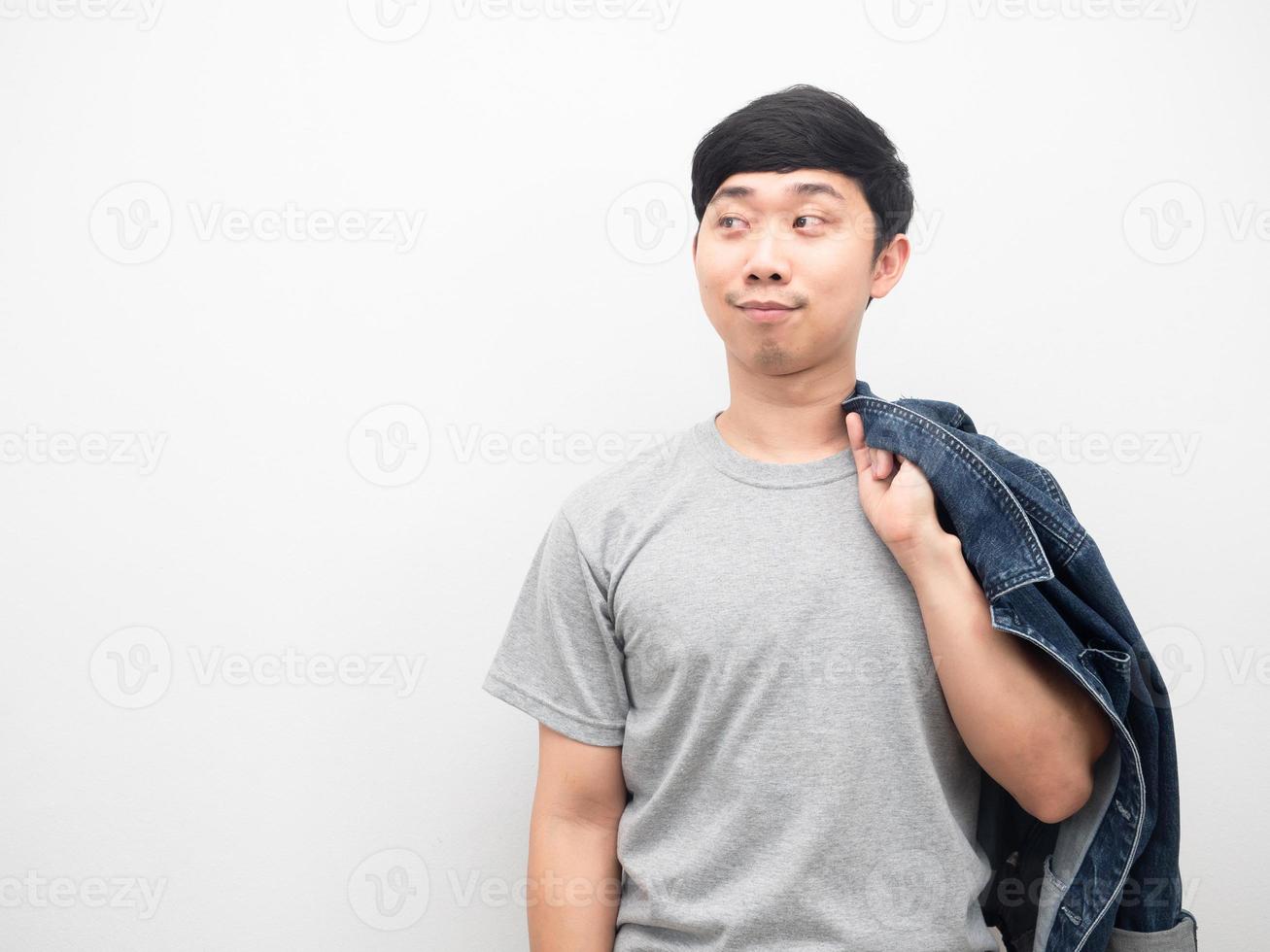 homme tenant une chemise en jean corps en cuivre souriant et regardant l'espace de copie photo