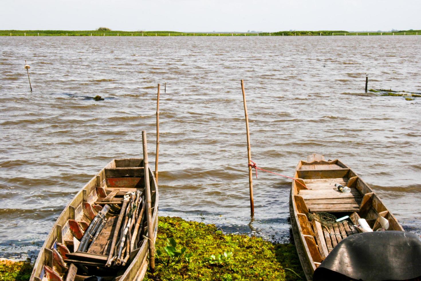 vieux bateau de pêcheur en bois dans le lac du sud de la thaïlande et voyage photo