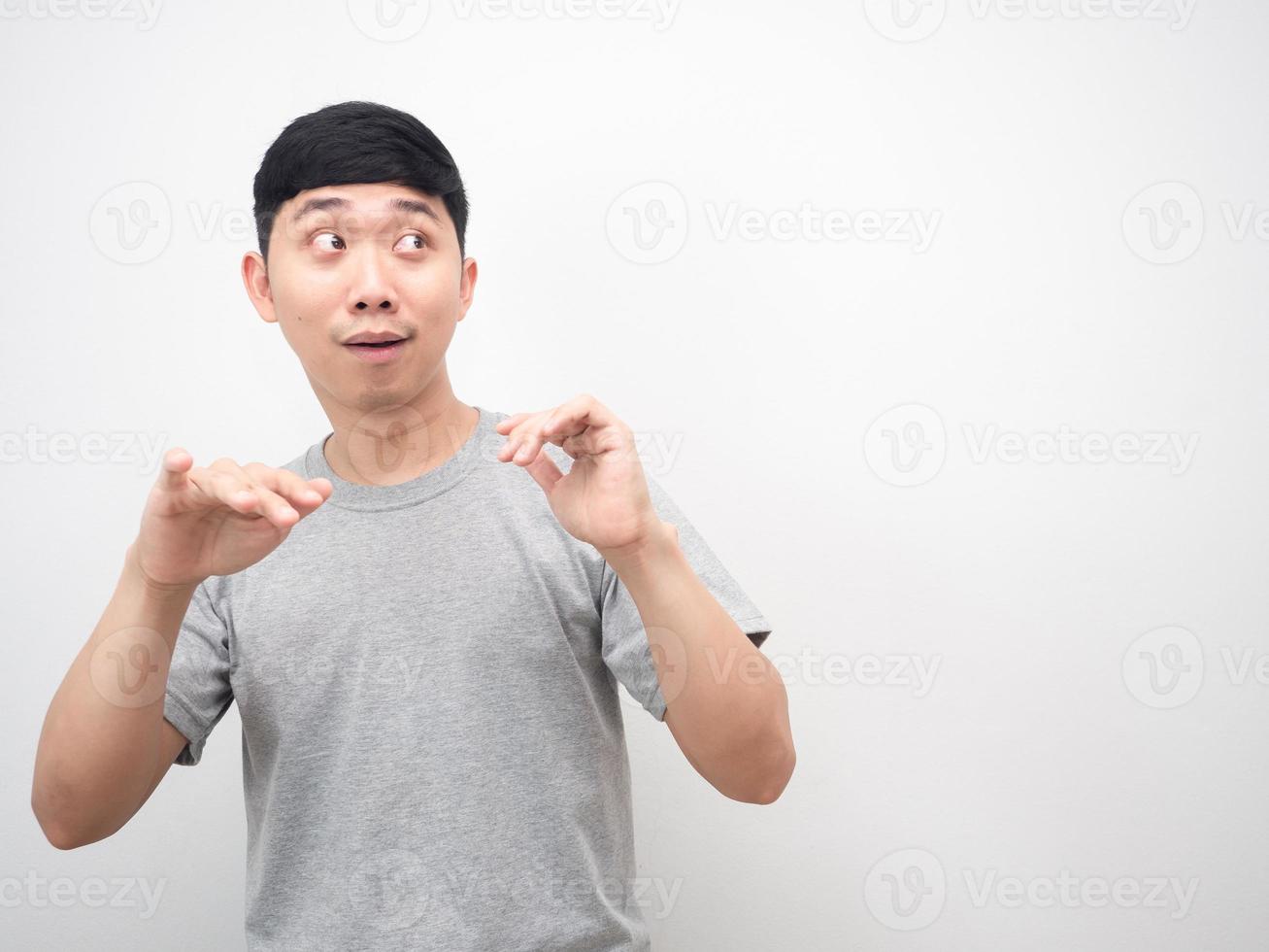 homme asiatique drôle de danse se sentir heureux en regardant l'espace de copie photo