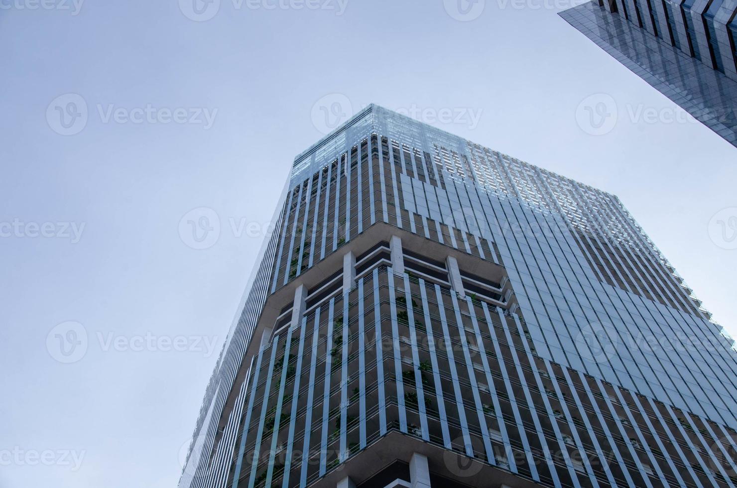 mur de verre transparent du bâtiment moderne de bureau photo