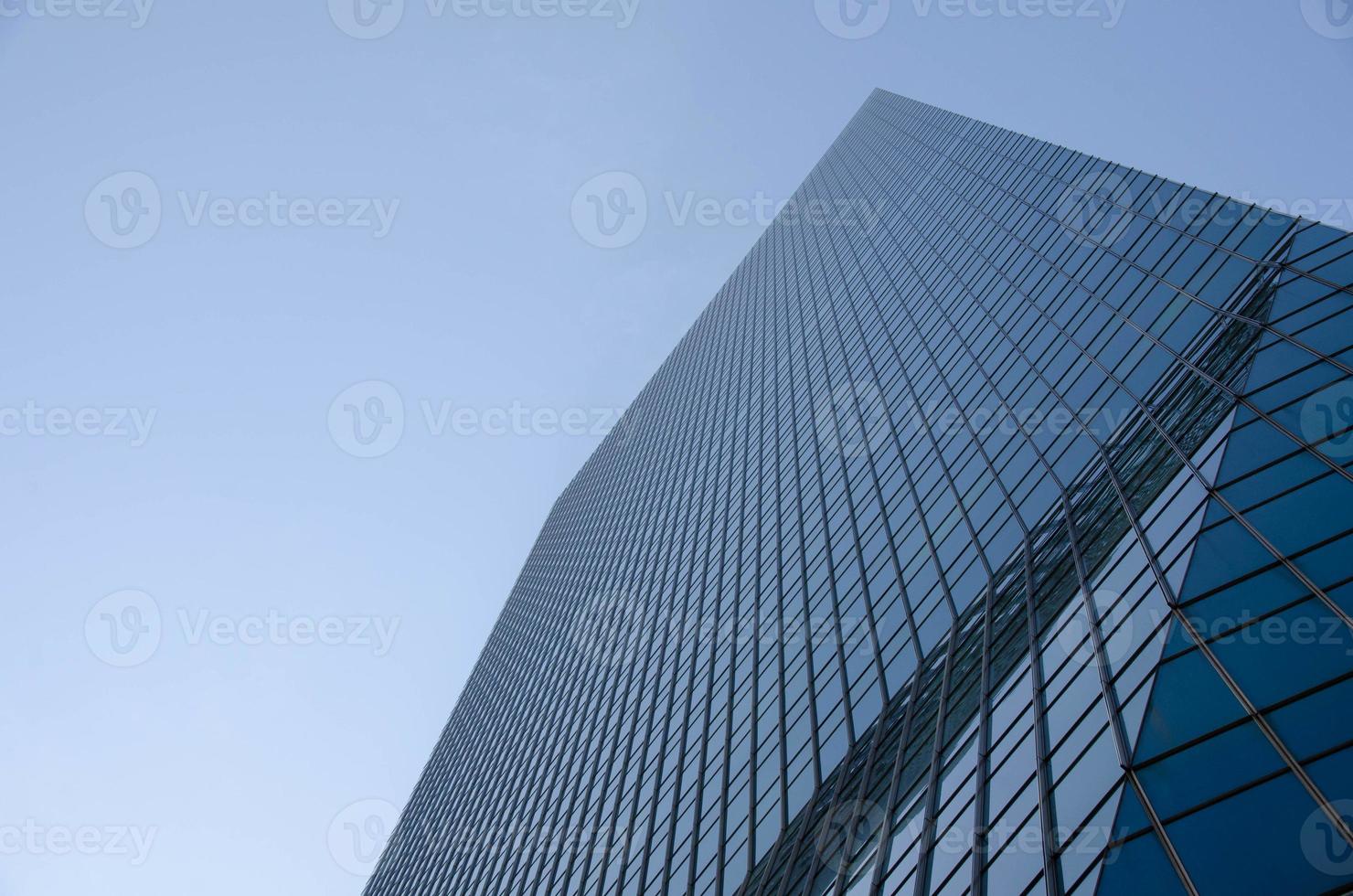 mur de verre transparent du bâtiment moderne de bureau photo