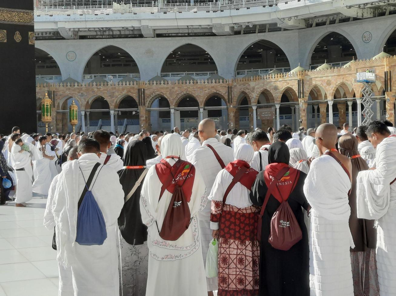 mecque, arabie saoudite, décembre 2022 - les pèlerins d'autres pays sont occupés à prier près de la kaaba à masjid al-haram à la mecque. photo