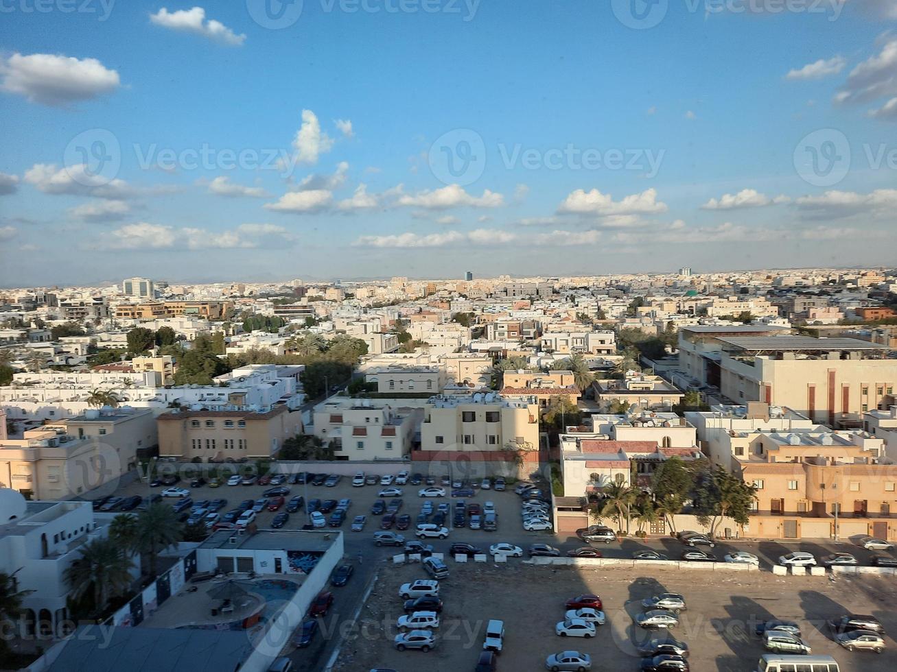 belle ligne d'horizon diurne de la ville de jeddah, la deuxième plus grande ville d'arabie saoudite. photo