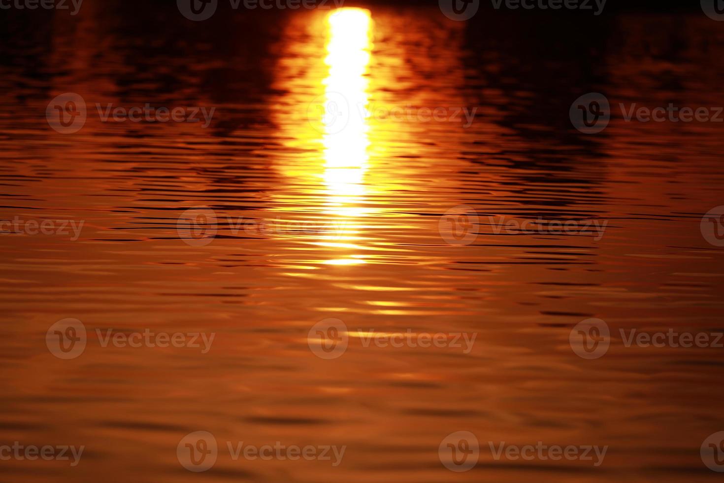 paysage de réflexion de l'eau du lac orange au coucher du soleil. reflet de l'eau au coucher du soleil. vue orange coucher de soleil sur la rivière. photo