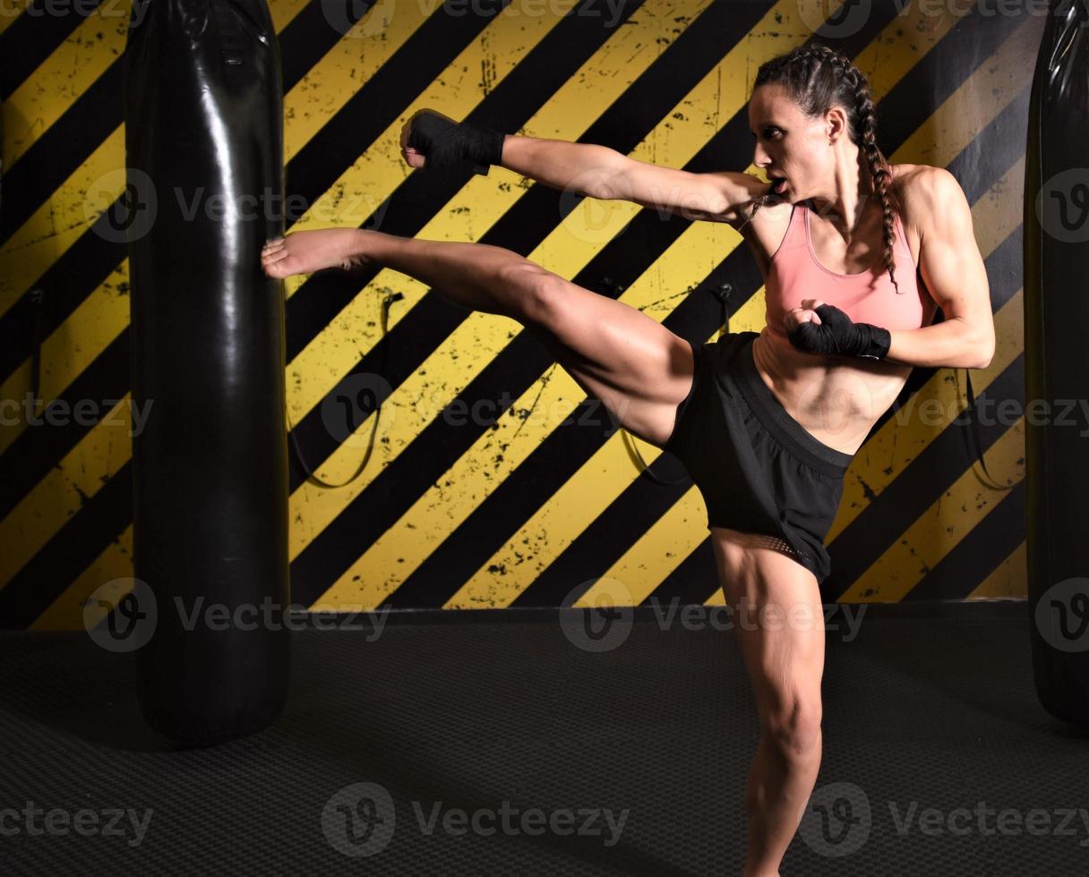 mma femme combattant dur poussin boxeur coup de poing pose joli exercice entraînement cross fit athlète photo