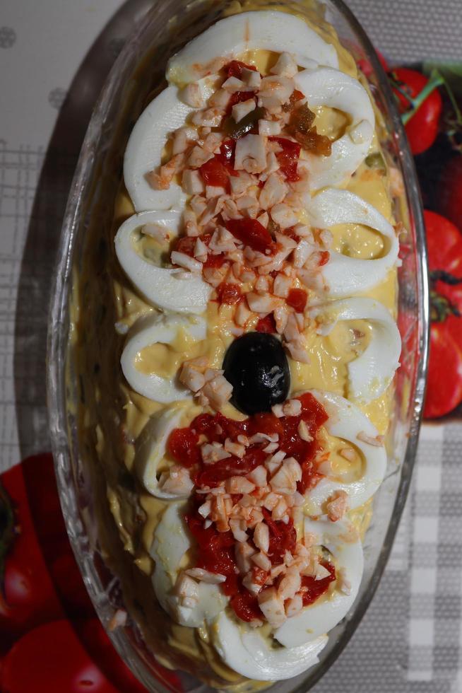 salade de beouf spécifique à la saison de noël garnie de différents légumes photo