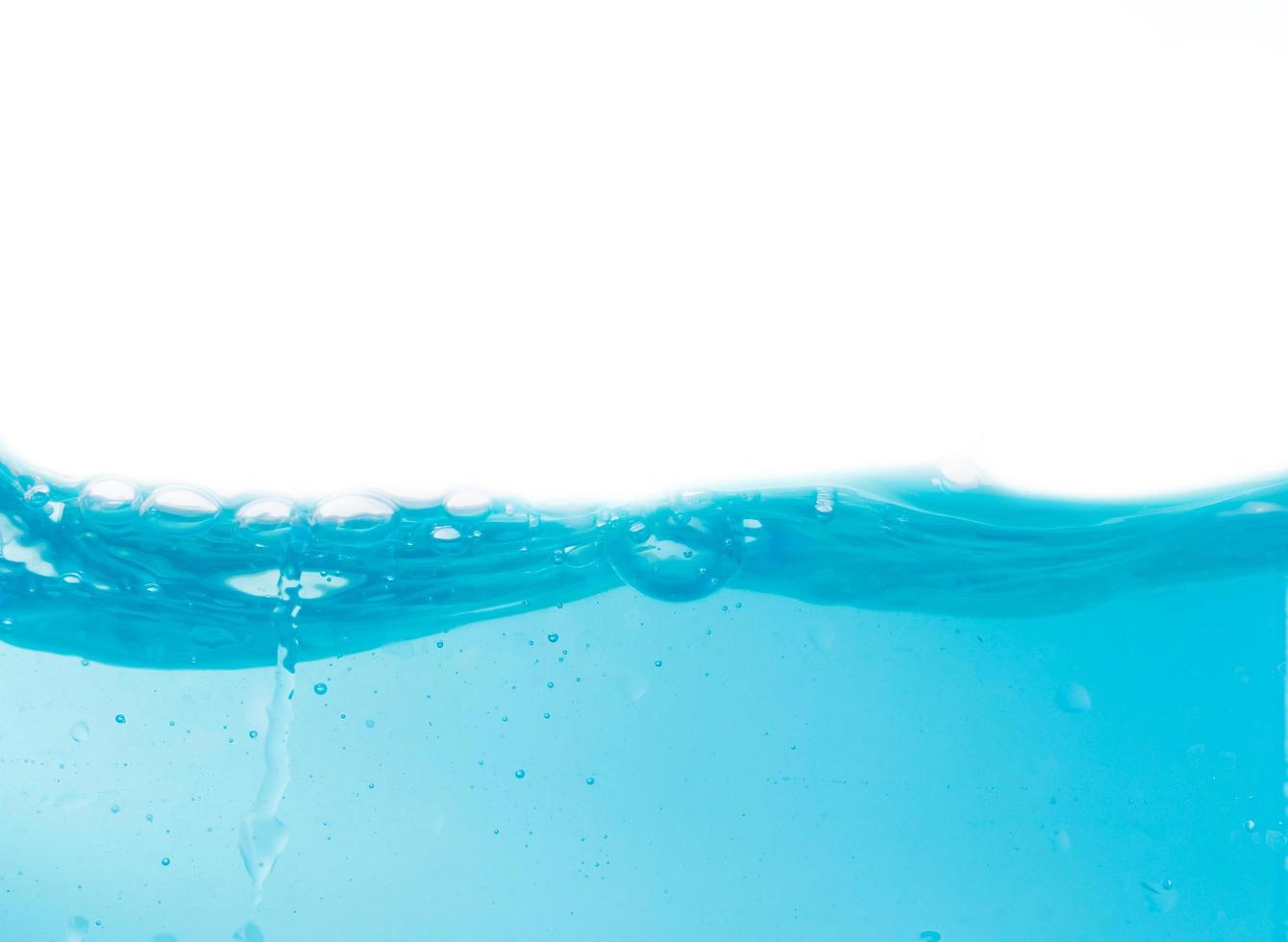 éclaboussures et bulles d'eau bleues sur fond blanc, eau bleue claire et vagues photo