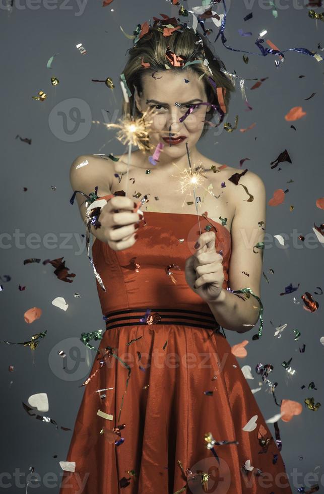 célébrer la fête de noël ou du nouvel an avec des lumières du bengale et du champagne rose. photo