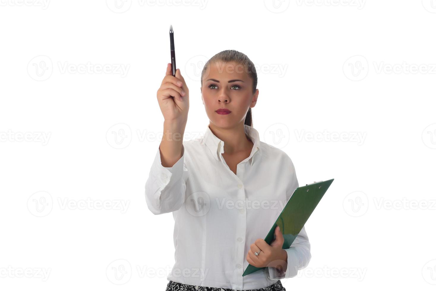 heureuse jeune femme d'affaires faisant une présentation d'affaires au tableau blanc, souriante, isolée sur fond blanc. photo