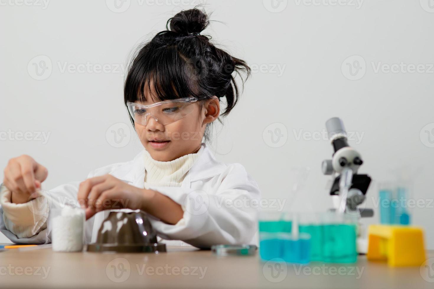 concept d'éducation, de science, de chimie et d'enfants - enfants ou étudiants avec expérience de fabrication de tubes à essai au laboratoire de l'école photo