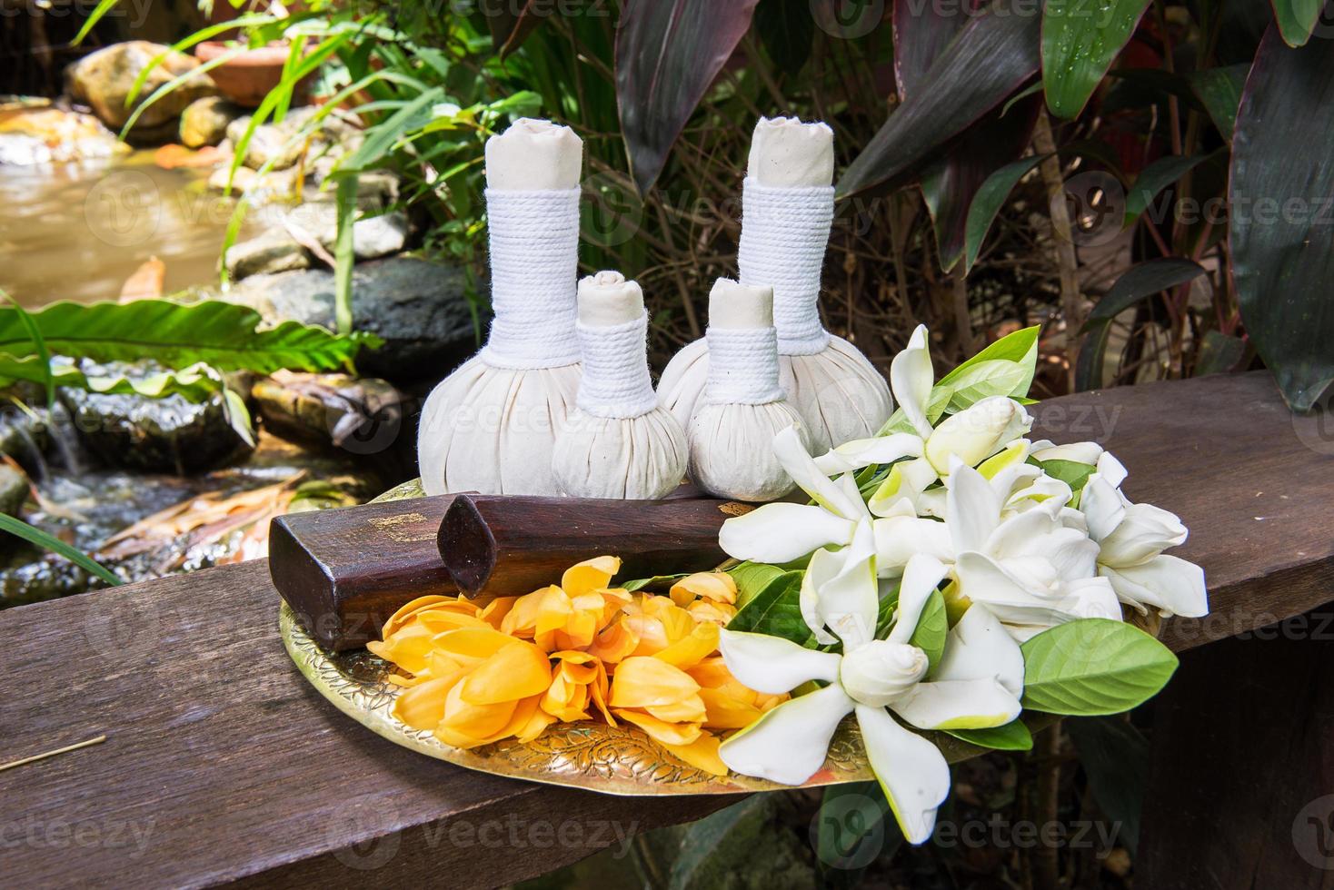 grandes et petites boules traditionnelles thaïlandaises à base de plantes photo