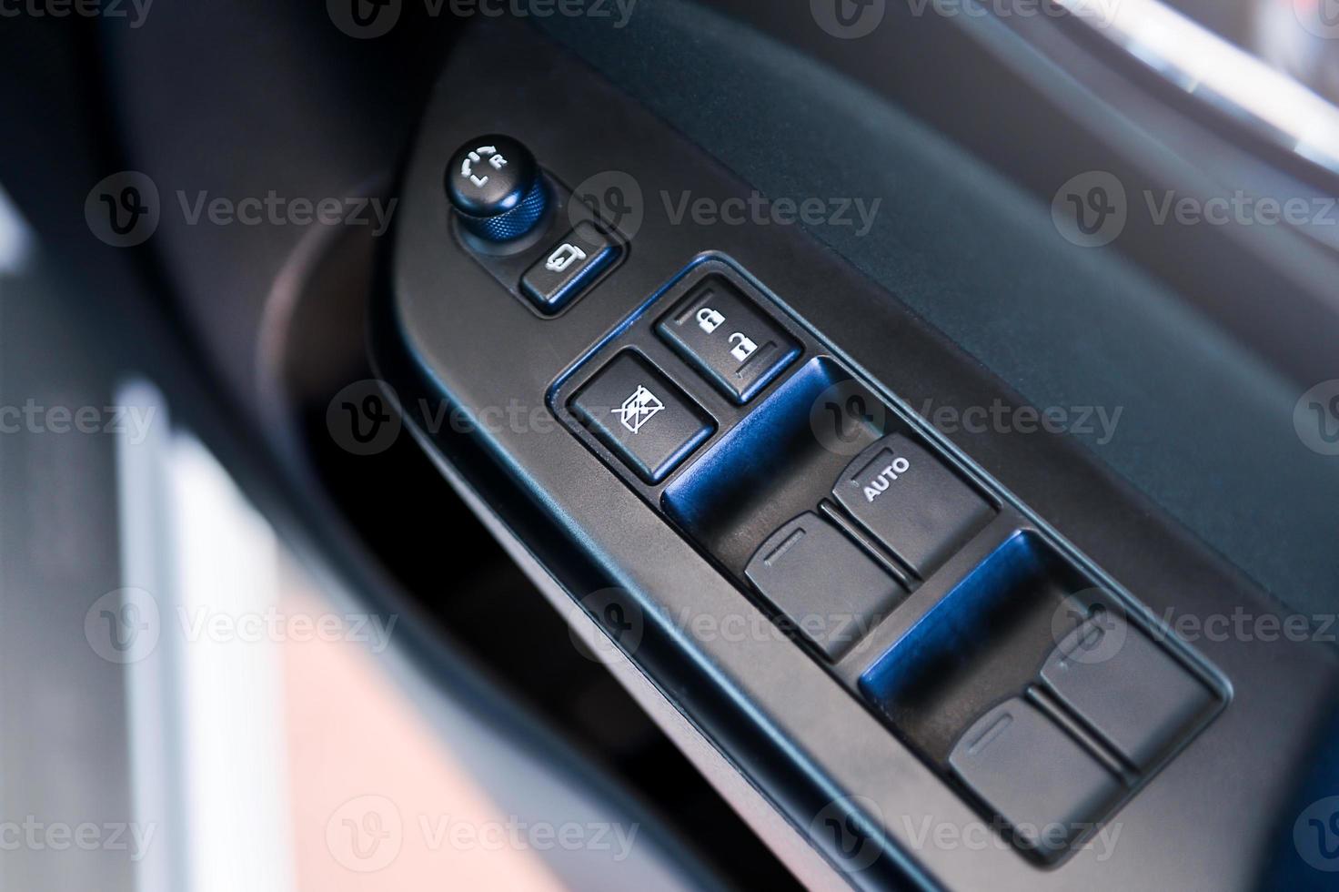 Accoudoir intérieur de porte de voiture avec panneau de commande de fenêtre, bouton de verrouillage de porte et commande de rétroviseur. photo
