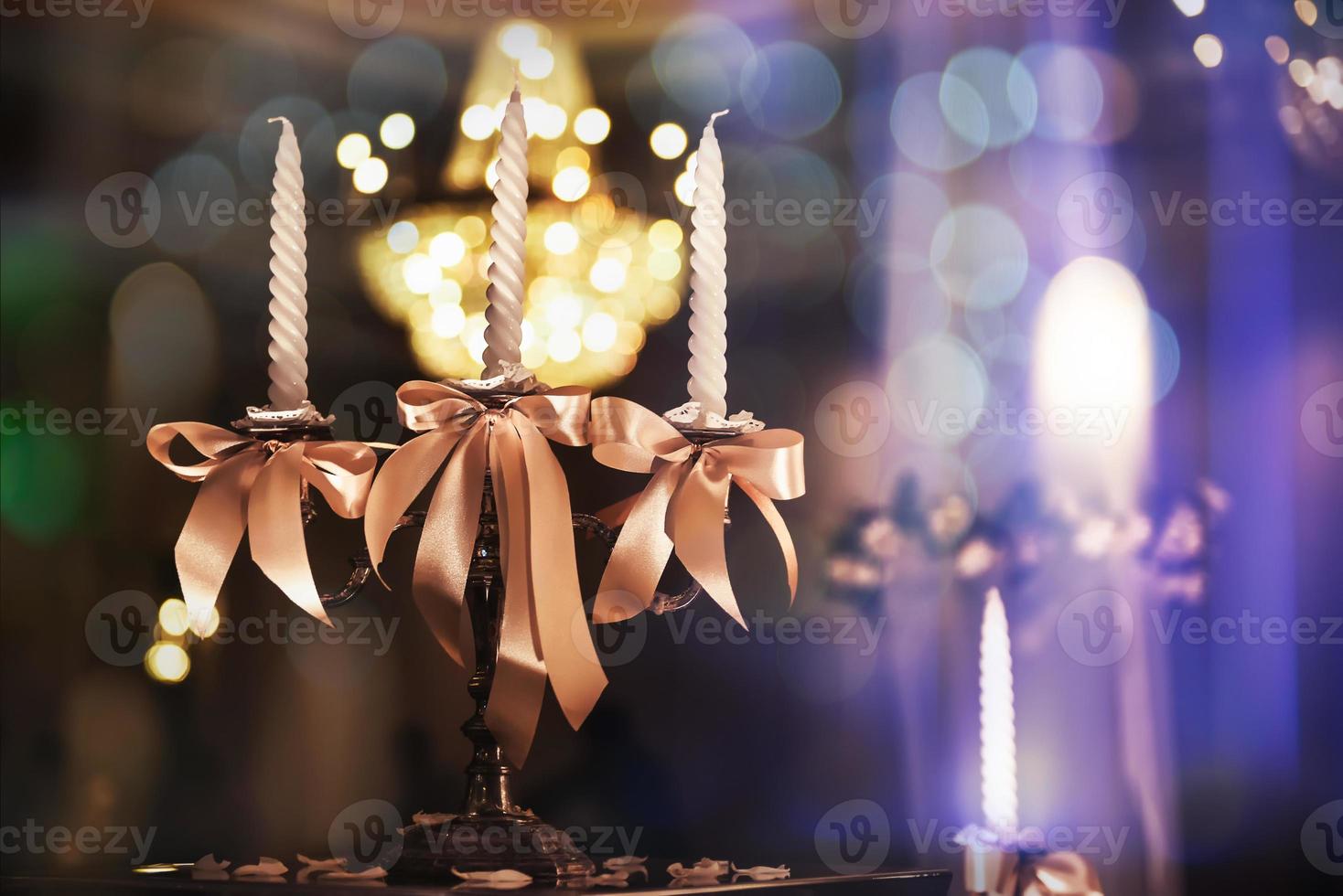 chandeliers avec des bougies dans la salle de bal photo