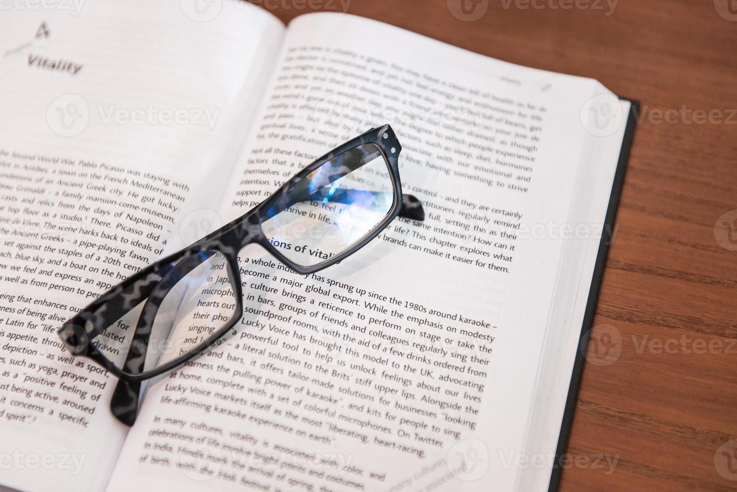 verres et livre sur la table en bois photo