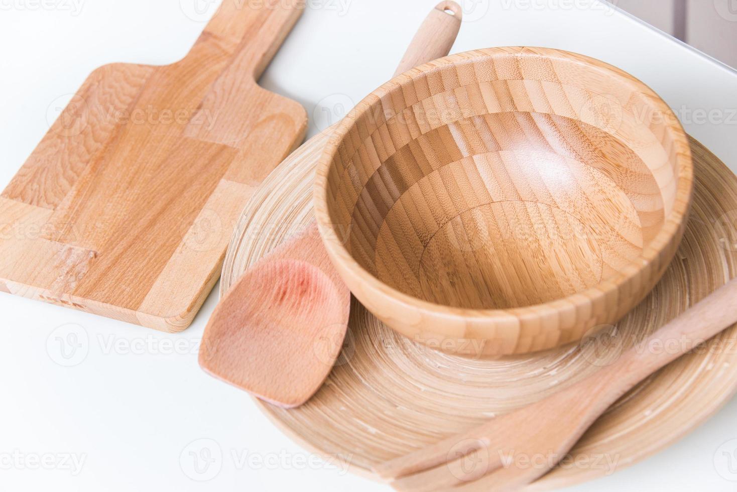 Ustensiles de cuisine vintage en bois faits à la main sur une table blanche photo
