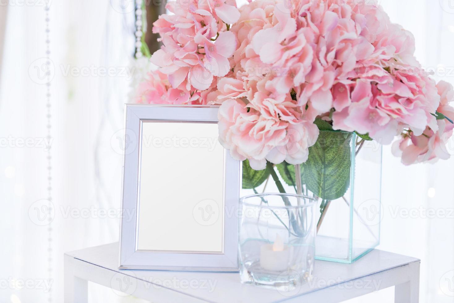 cadre vierge sur la table et décoration florale photo