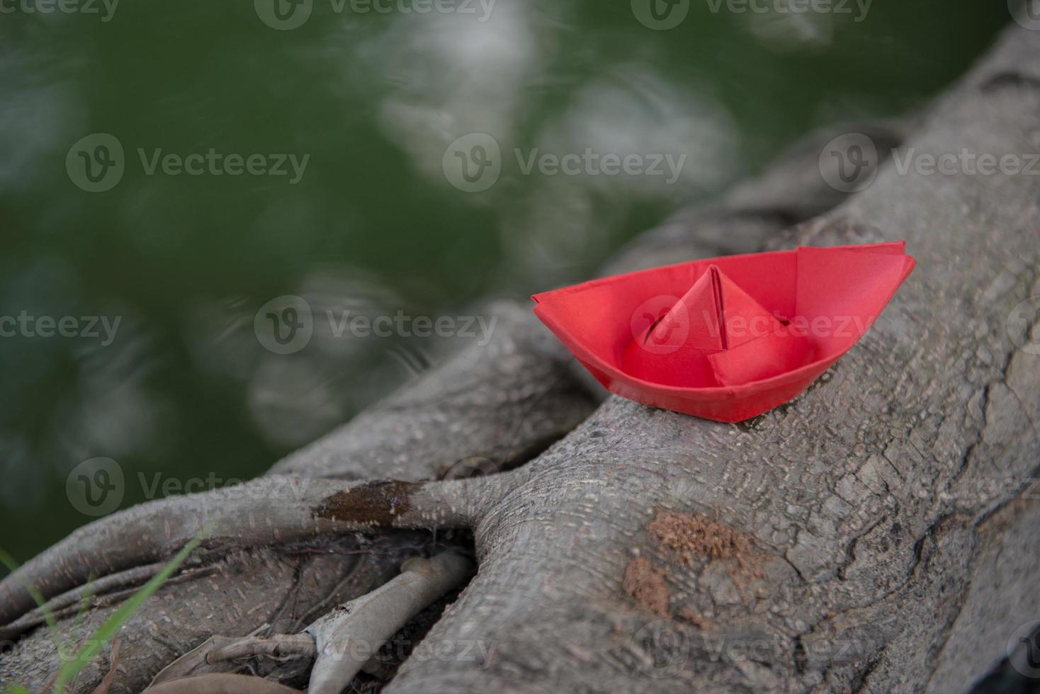 bateau en papier rouge ou origami avec la nature photo