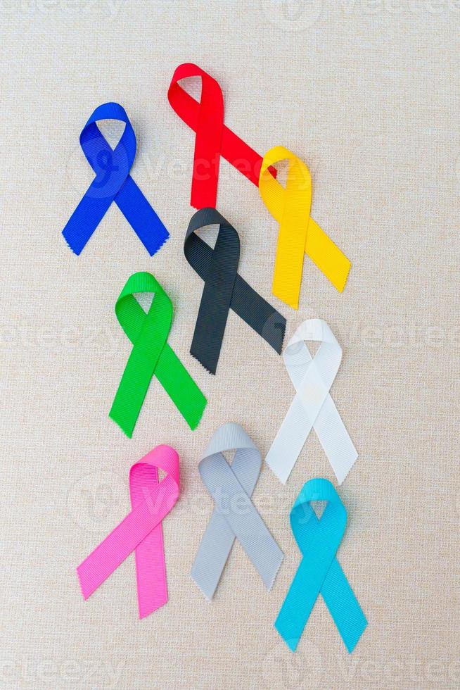 journée mondiale du cancer, 4 février. rubans colorés pour soutenir les personnes vivant et malades. soins de santé, combats, journée médicale et nationale de survie au cancer, concept de journée de sensibilisation à l'autisme photo