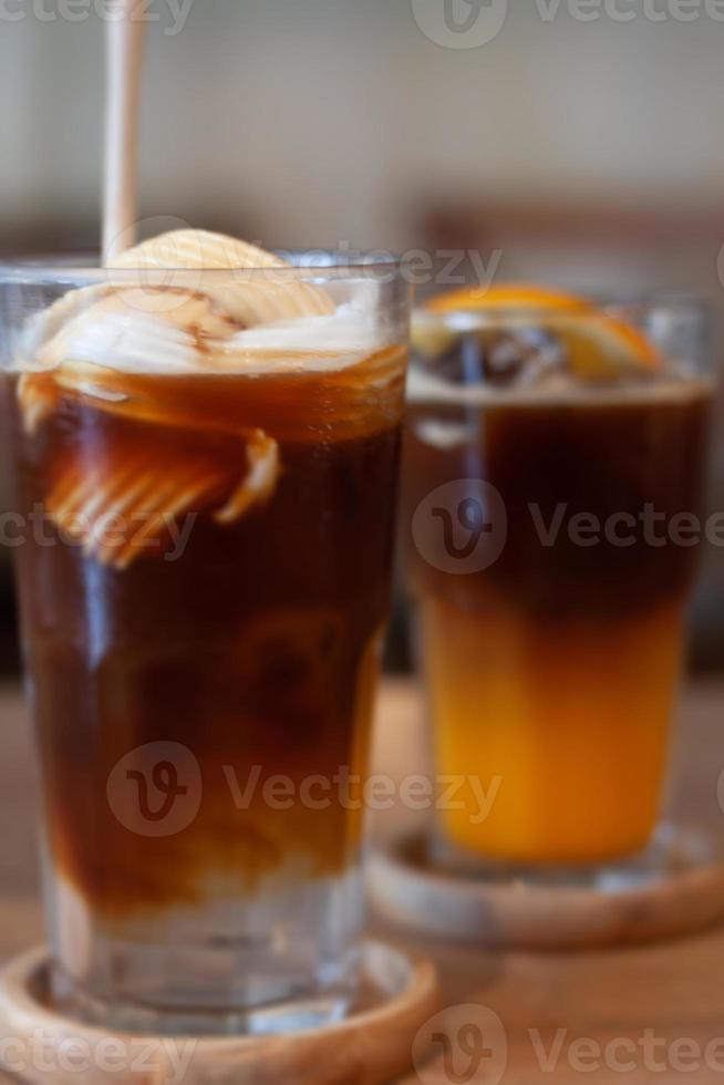 verre d'americano mélangé avec de la noix de coco photo