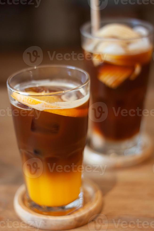 verre d'americano mélangé avec du jus d'orange photo