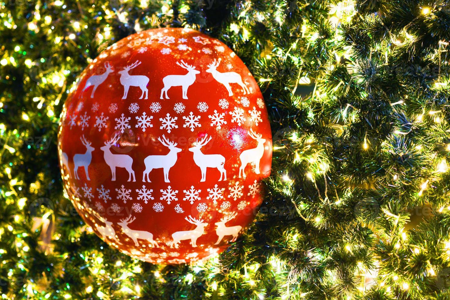 arbre de noël et décorations et lumières photo