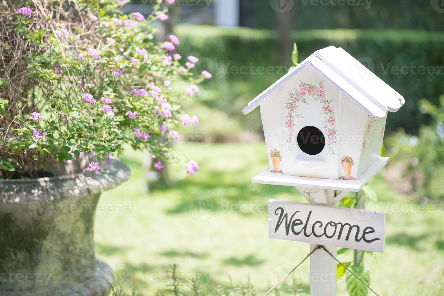 maison d'oiseau blanc dans le jardin photo