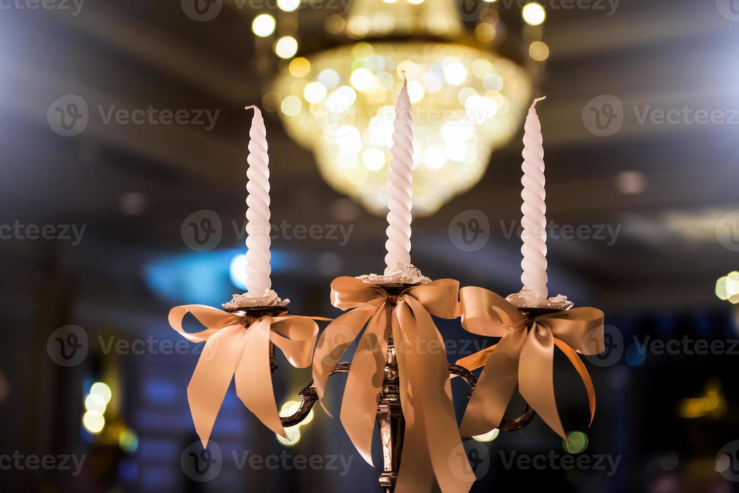 chandeliers avec des bougies dans la salle de bal photo