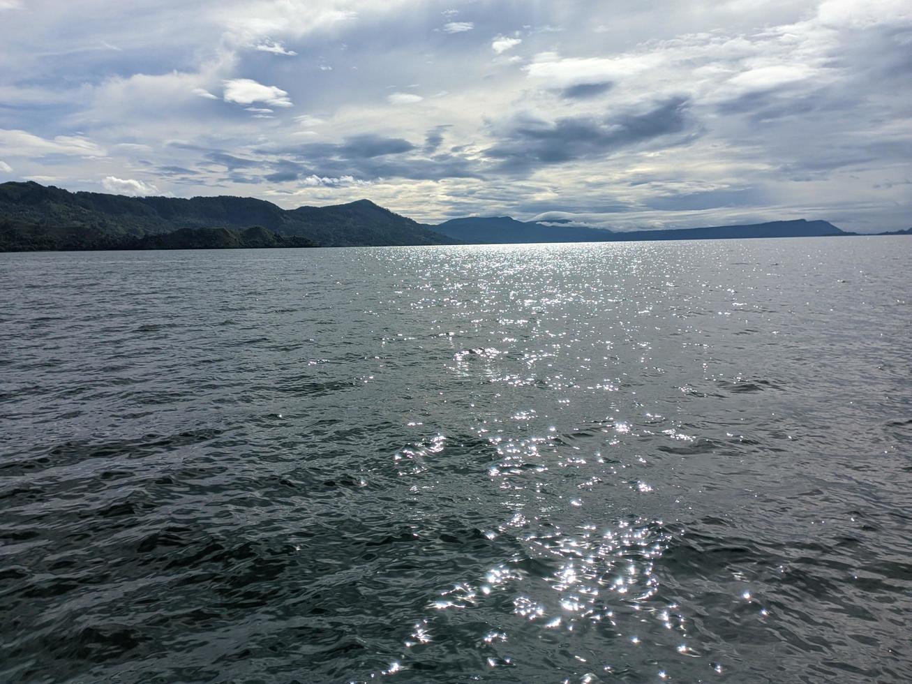 la beauté du ciel du matin au lac toba photo