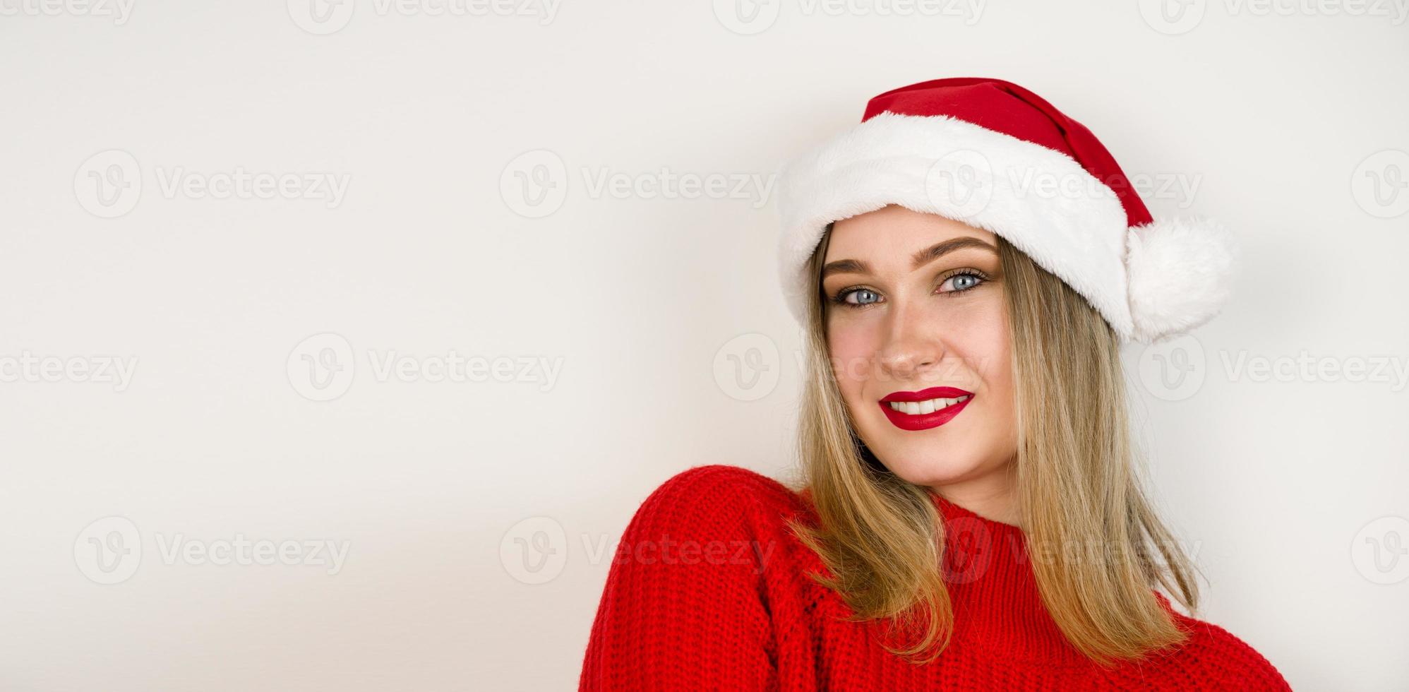 bannière de noël copyspace avec jolie blonde en bonnet de noel photo