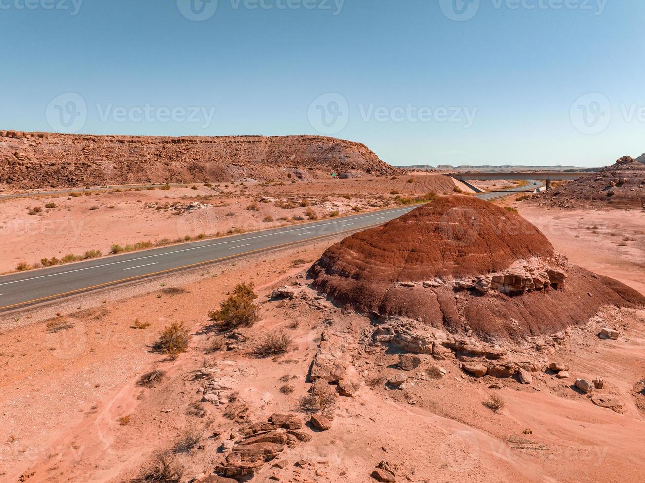 route du nord de l'arizona à travers les roches rouges et le paysage. photo