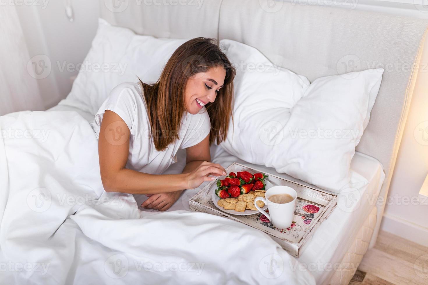 Plateau De Petit Déjeuner Dans Le Lit Dans La Chambre D'hôtel