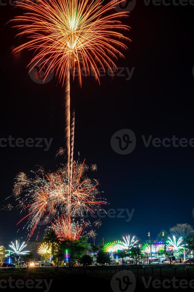 célébration de feux d'artifice la nuit dans le temple photo